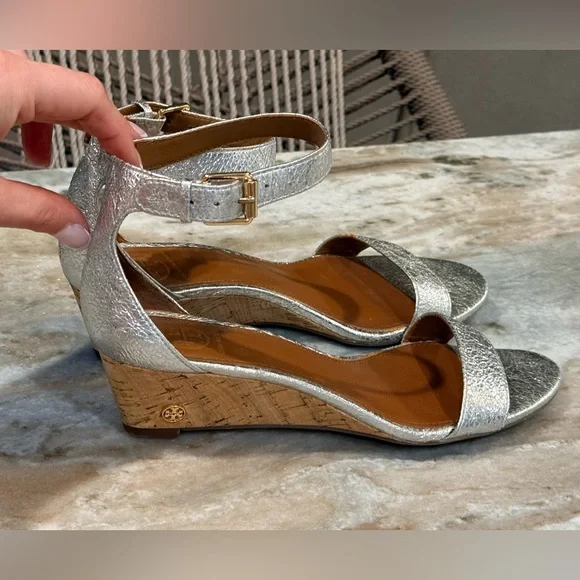 Women’s TORY BURCH Savannah cracked silver wedge sandals- Size 7 - Picture 4 of 9
